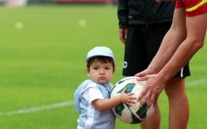 外国人教儿子踢足球吗，外国人教儿子踢足球吗视频